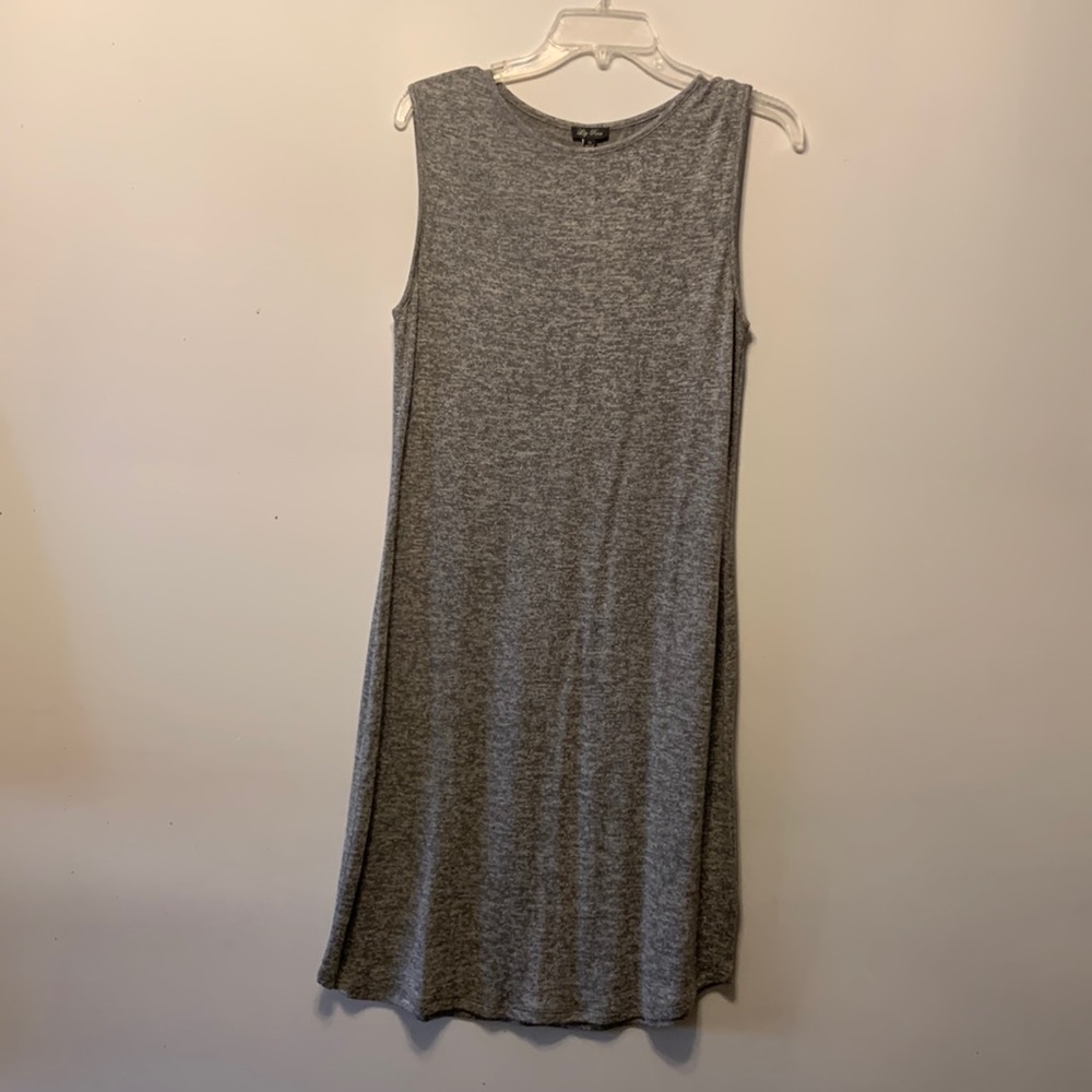Sleeveless dress.53% rayon 43% polyester 4% spandex. Never worn